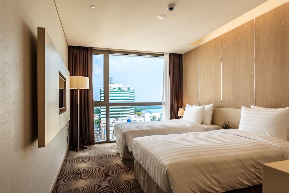 Days Hotel Jeju Seogwipo Ocean Bagian luar foto