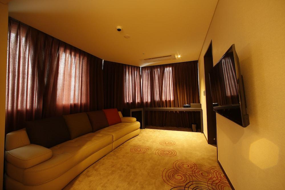 Days Hotel Jeju Seogwipo Ocean Bagian luar foto